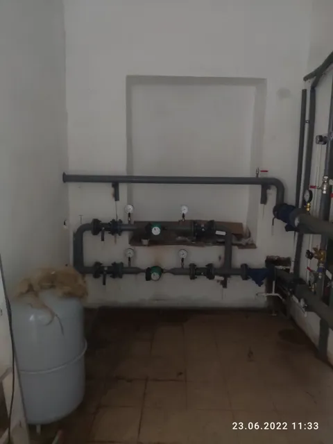 Боковой ракурс смонтированного узла ИТП с трубопроводами, арматурой и приборами контроля в котельной магазина Светофор
